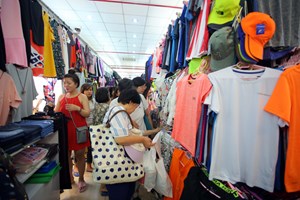 Lạng Sơn: Thu giữ 600 áo phông nam do Trung Quốc sản xuất gắn nhãn mác Việt Nam và hàng nghìn hàng hóa khác không hóa đơn chứng từ (14/6/2019)